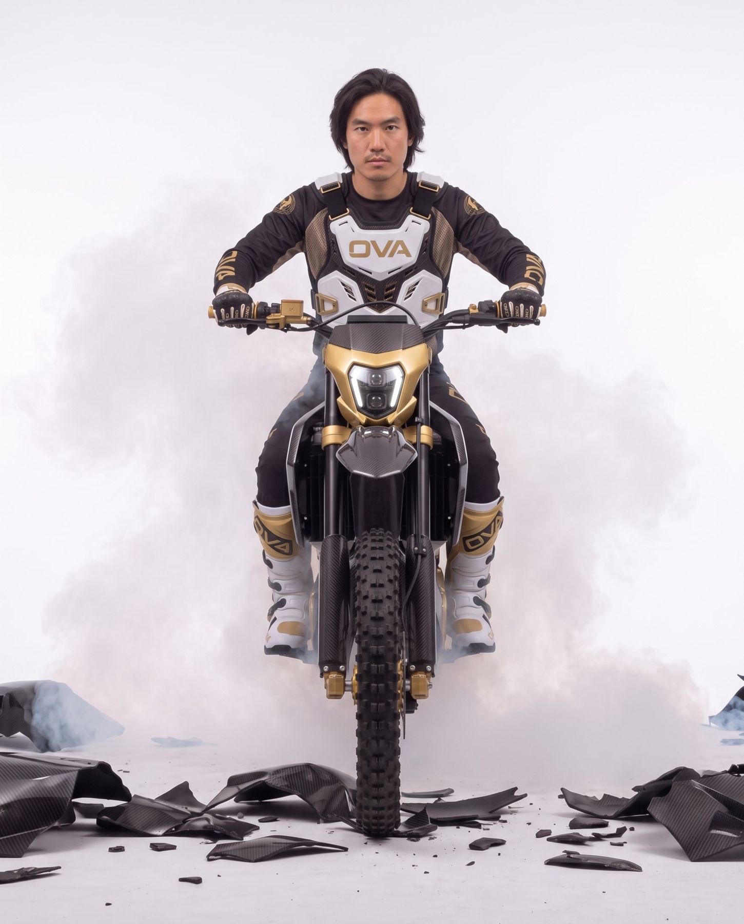 正面から見たOVA MXライダーとバイク