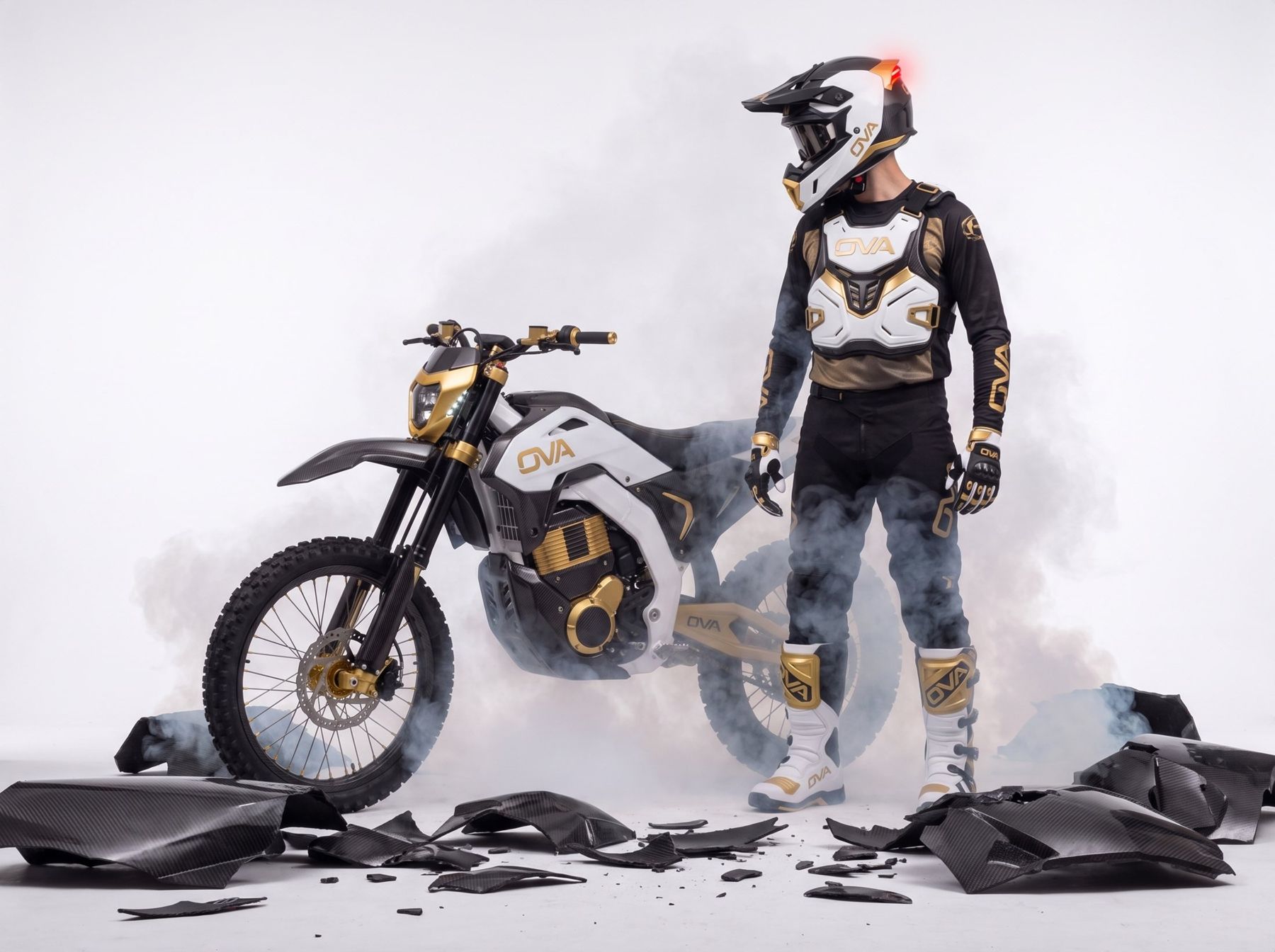 OVA MXギアのライダーとオフロードバイク