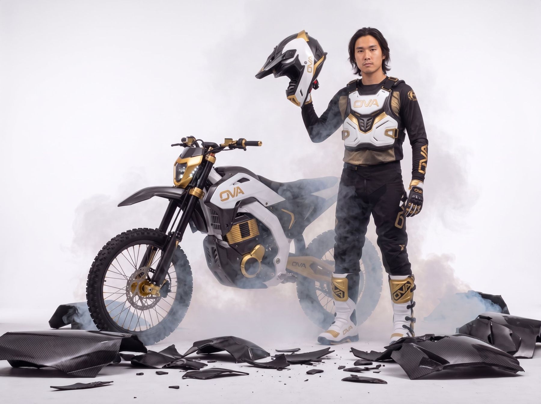 ヘルメットを掲げるOVA MXライダーとバイク