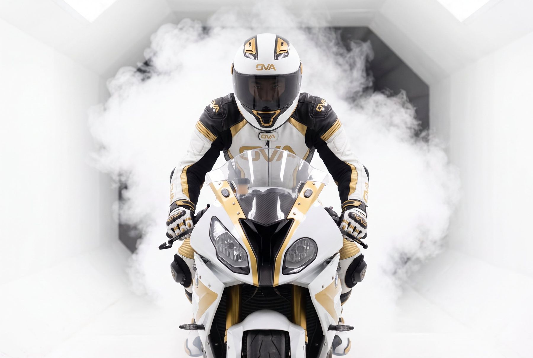 OVAのレーシングスーツとヘルメットを着たライダー、スモークの中のスポーツバイク